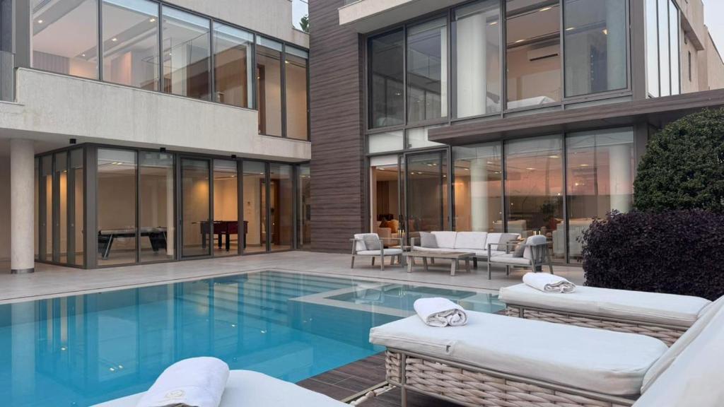 Bazén v ubytování AK Luxury Chalet nebo v jeho okolí