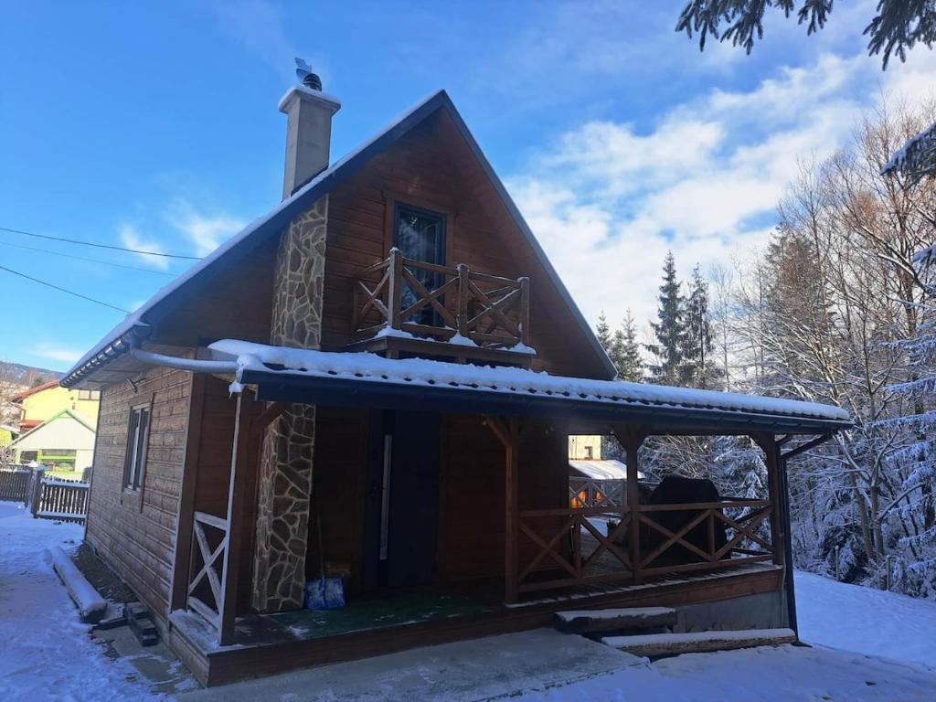 a small house with snow on the roof at Juraszówka in Kamesznica