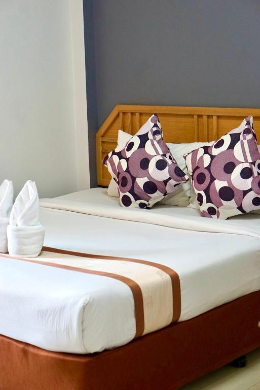 two beds with pillows on them in a room at PK Garden Hotel in Ban Chiang Wang