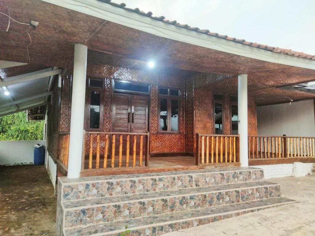 une maison avec un porche et des marches devant dans l'établissement Villa Sahara Hiil, à Cilauteureun