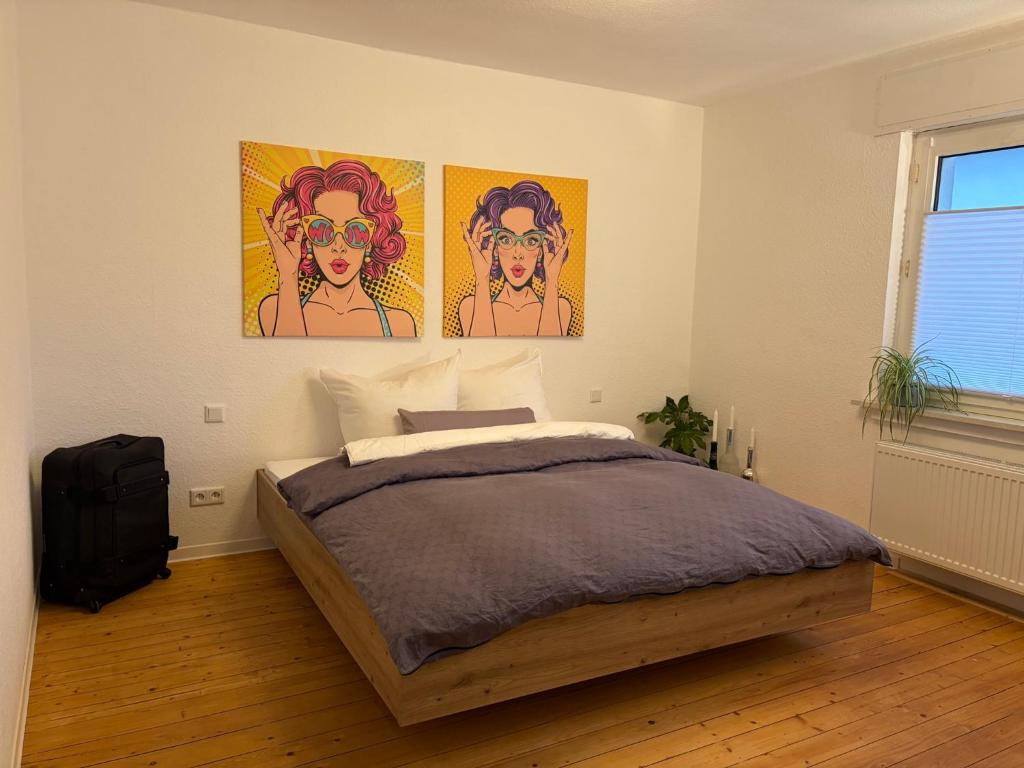 una camera da letto con un letto e due quadri sul muro di Peak Five Ride and Sleep a Winterberg