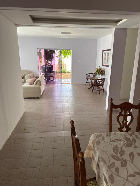 ペトロリーナにあるCasa agradável em Petrolina, alugue com Sevé!のソファとテーブルのあるリビングルーム