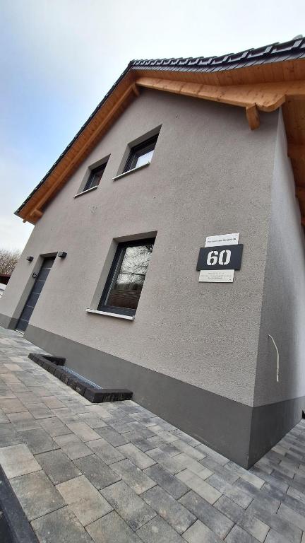 ein Gebäude mit einem „Go“-Schild an der Seite in der Unterkunft Ferienhaus Burgblick in Blankenburg in Michaelstein