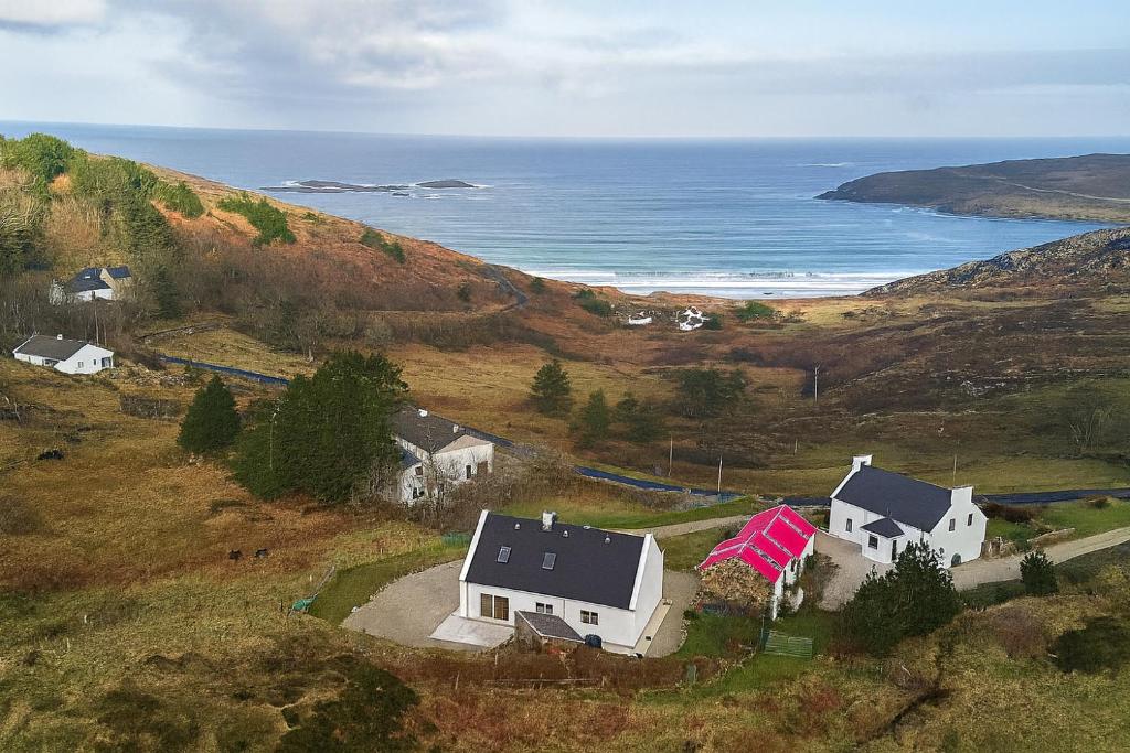 eine Luftansicht eines Hauses auf einem Hügel neben dem Meer in der Unterkunft Ocean Blue View in Downings