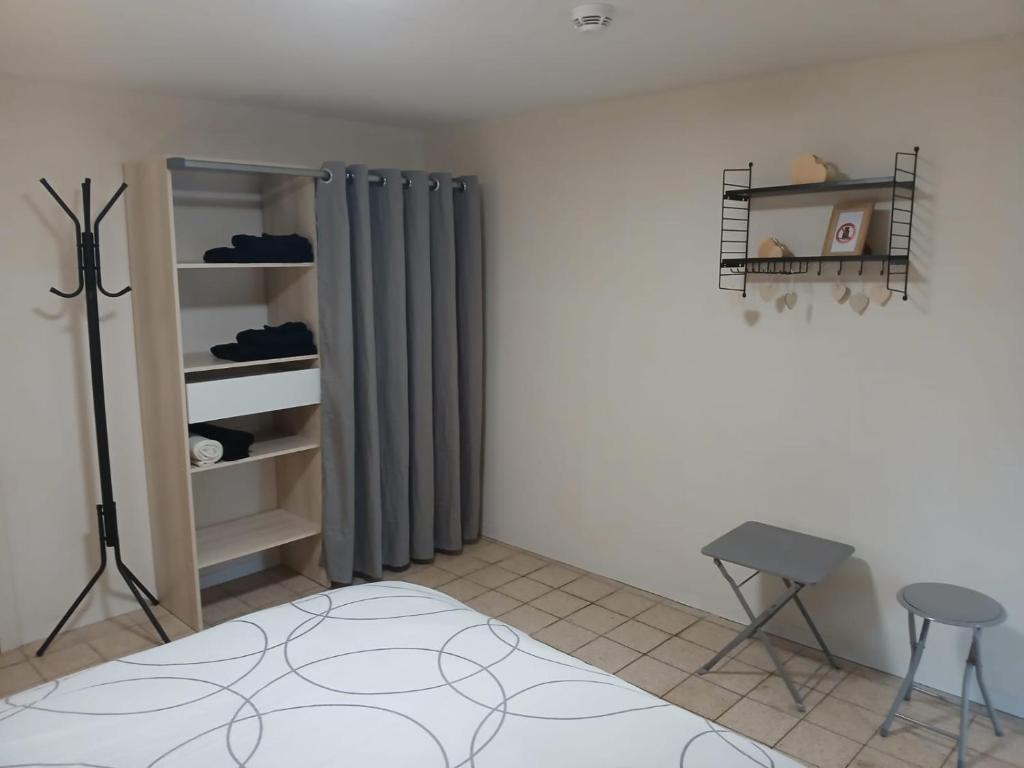 een kamer met een bed en een grijs gordijn bij li ptit coeur in Hastière-Lavaux