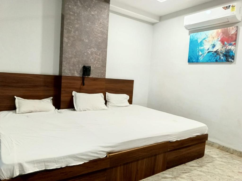 Un pat sau paturi într-o cameră la Madhuban Garden And Resort