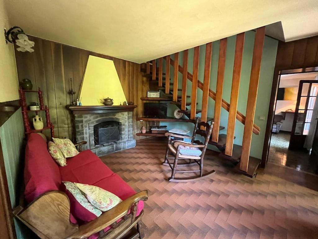 a living room with a couch and a fireplace at Casa con giardino e vista sulle montagne in Cutigliano