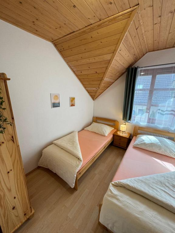 Postel nebo postele na pokoji v ubytování Apartmány Srub Jenišov