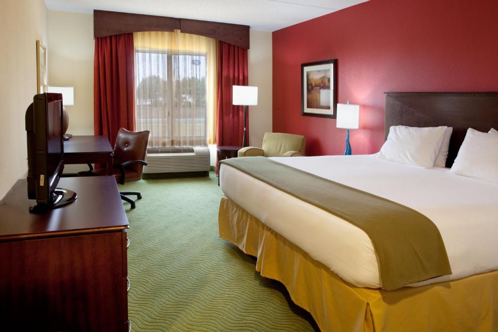 Кровать или кровати в номере Holiday Inn Express & Suites - Spartanburg-North by IHG