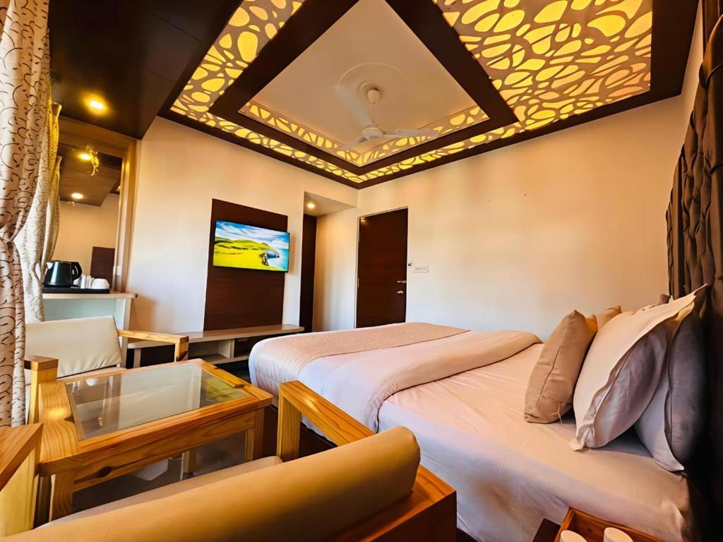 The Grand Dwaper Walking Distance From Mall Road في موسوري: غرفة فندقية بسريرين وتلفزيون