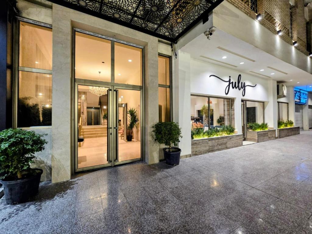 Baghdad Business Hotel - فندق اعمال بغداد في بغداد: واجهة متجر عليها لافتة على الباب