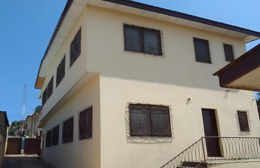 El edificio en el que está la casa vacacional