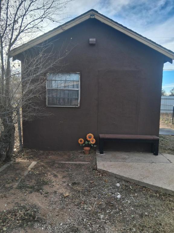 een huis met een raam en een potplant bij Cochin cottage in Texico