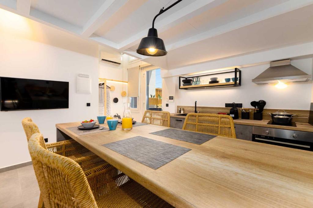 Телевизор и/или развлекательный центр в LOFTS the summer village apartments
