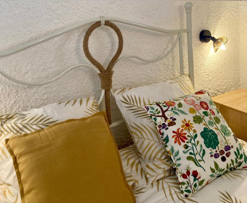 a bedroom with a bed with a pillow on it at Idyllique ! Terrasse vue jardin et montagne, parking, local à vélos, à 2 pas de la plage et piscine de mai à septembre ! in Argelès-sur-Mer