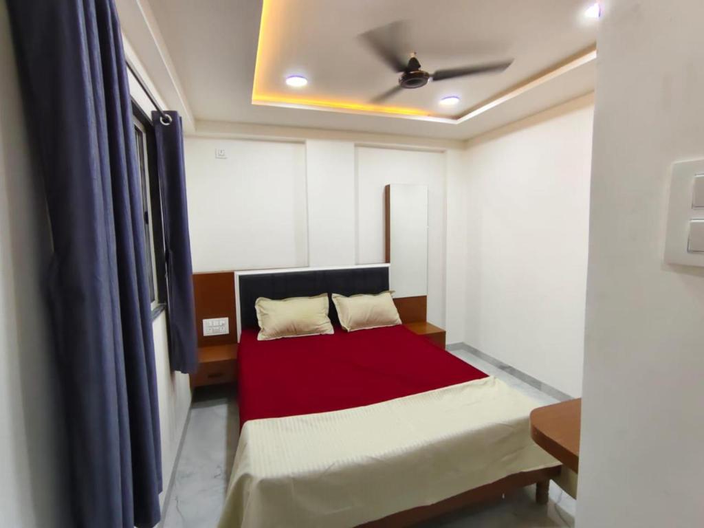 un piccolo letto in una camera con soffitto di Ishwari Heights a Pandharpur