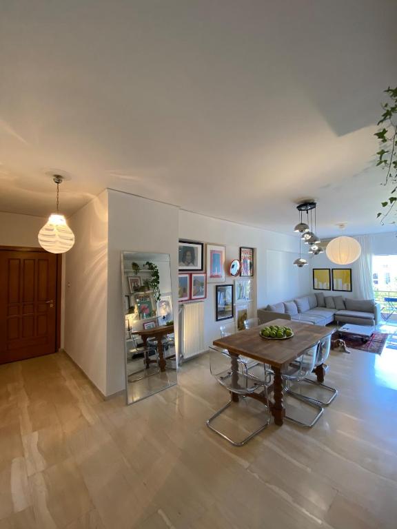 Et opholdsområde på Elegant Flat Near Hospitals & Museums