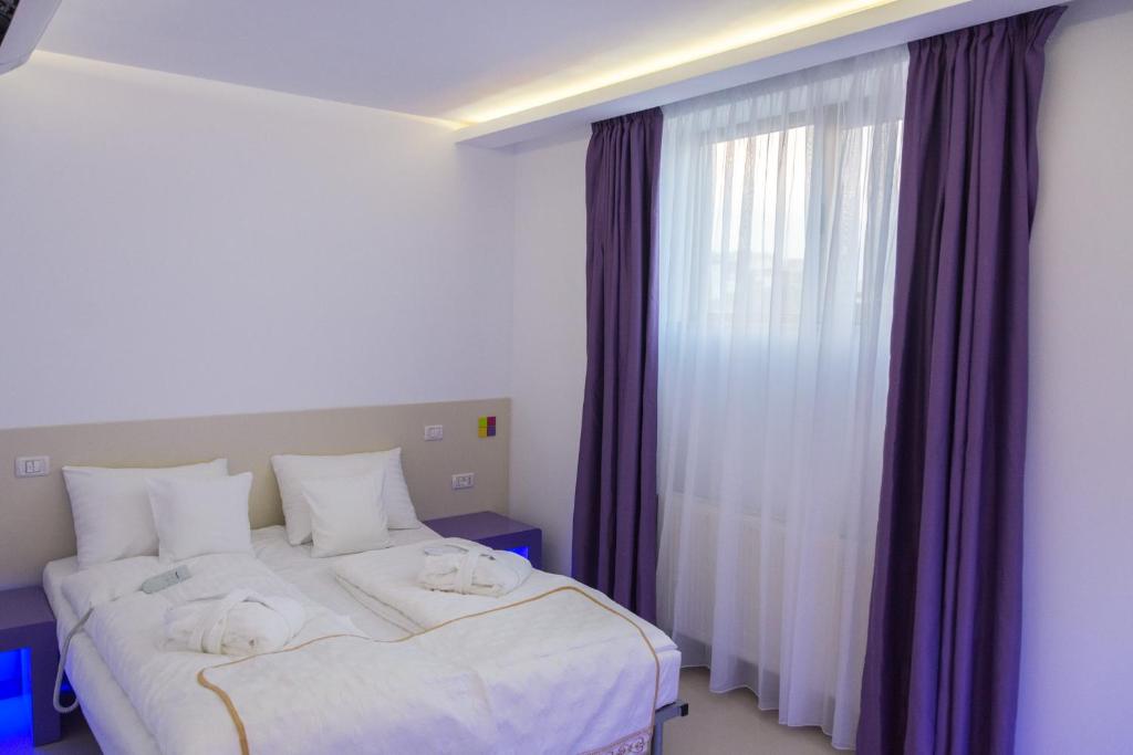 Postel nebo postele na pokoji v ubytování Hotel Christina Plus