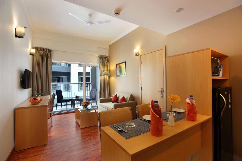 TV a/nebo společenská místnost v ubytování Starlit Suites Kochi