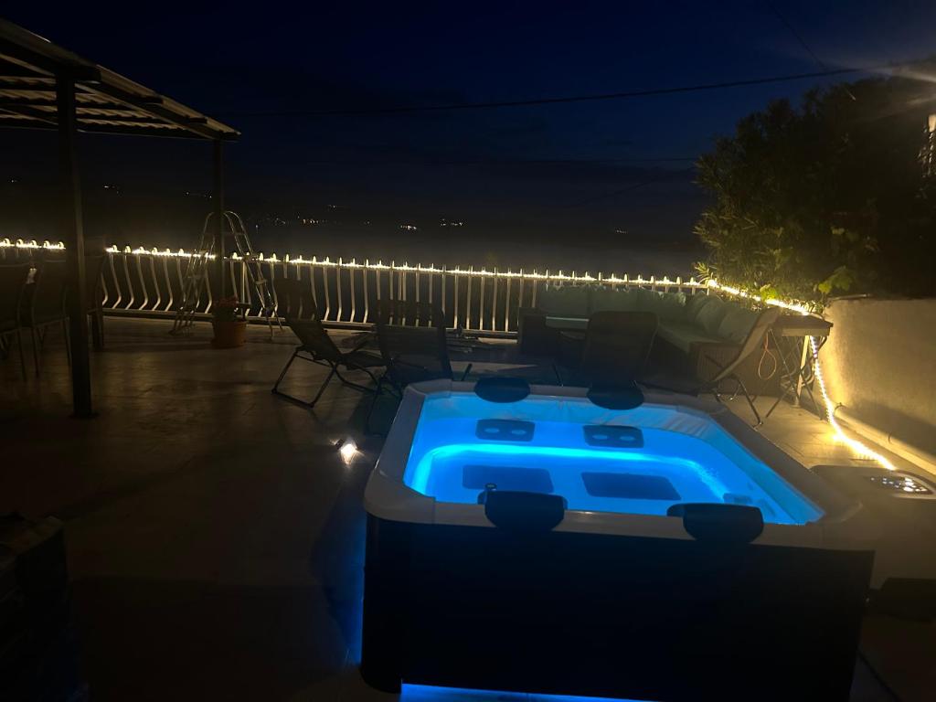 een hot tub op een patio in de nacht bij Kuća za odmor Dramalj in Dramalj