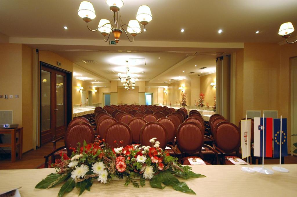 El área de trabajo o centro de convenciones de Hotel Mitra, Story Hotels