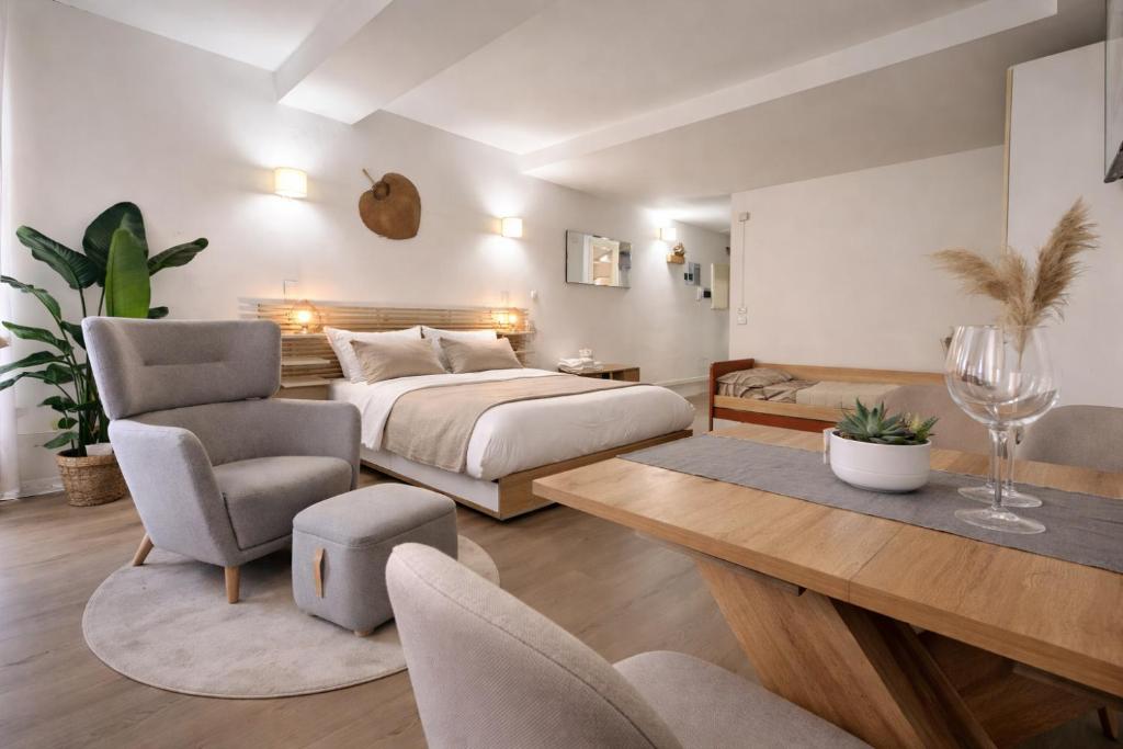 Et opholdsområde på TIMELESS HOME Deluxe Smart Cinema Suite with Netflix & Disney