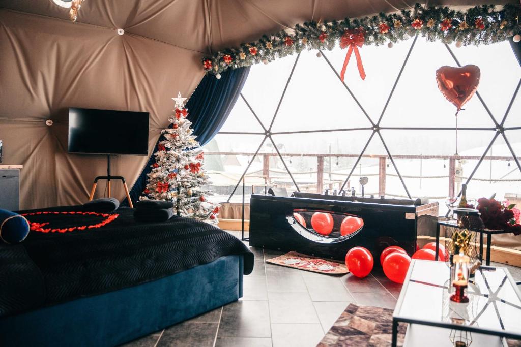 um quarto com uma árvore de Natal em uma tenda em Góralski Harem Osada Glamp & Glass z Jacuzzi i Balią em Zakopane