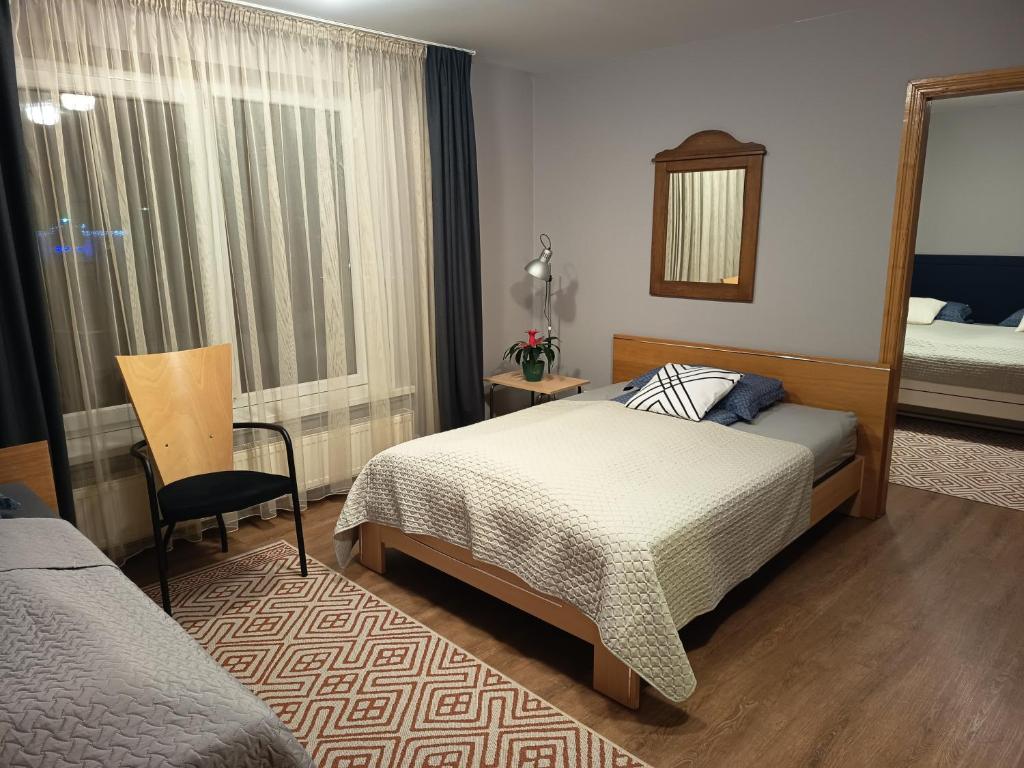 En eller flere senge i et værelse på XL apartamentai su nemokamu parkingu