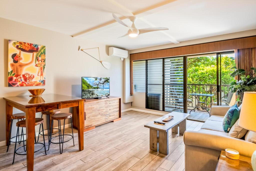 een woonkamer met een bank en een tafel bij Kihei Akahi C210 in Wailea
