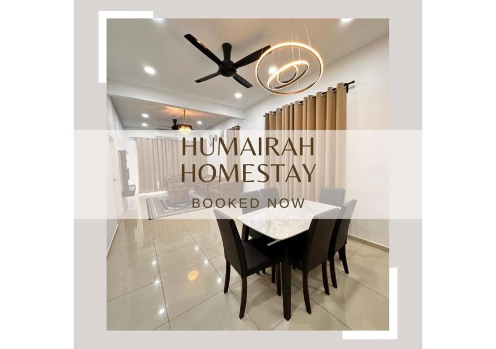 Un comedor con una mesa y sillas negras. en Humairah Homestay - New House Near Bandar Temerloh, en Temerloh