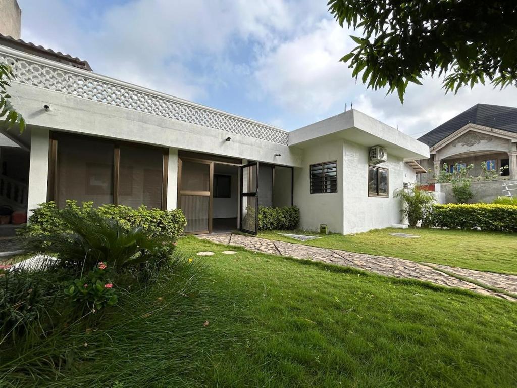 Air-conditioned villa with large garden in Akpakpa PK6