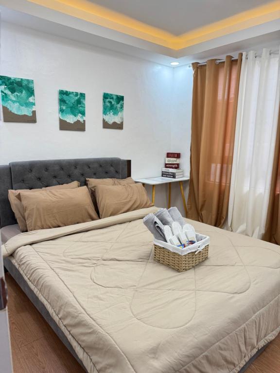 Whole House for Rent في داسمارينياس: غرفة نوم بها سرير مع سلة عليه