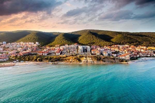 eine Luftblick auf eine Stadt am Strand in der Unterkunft Garden of Eden - Panorama C2 in Sweti Wlas