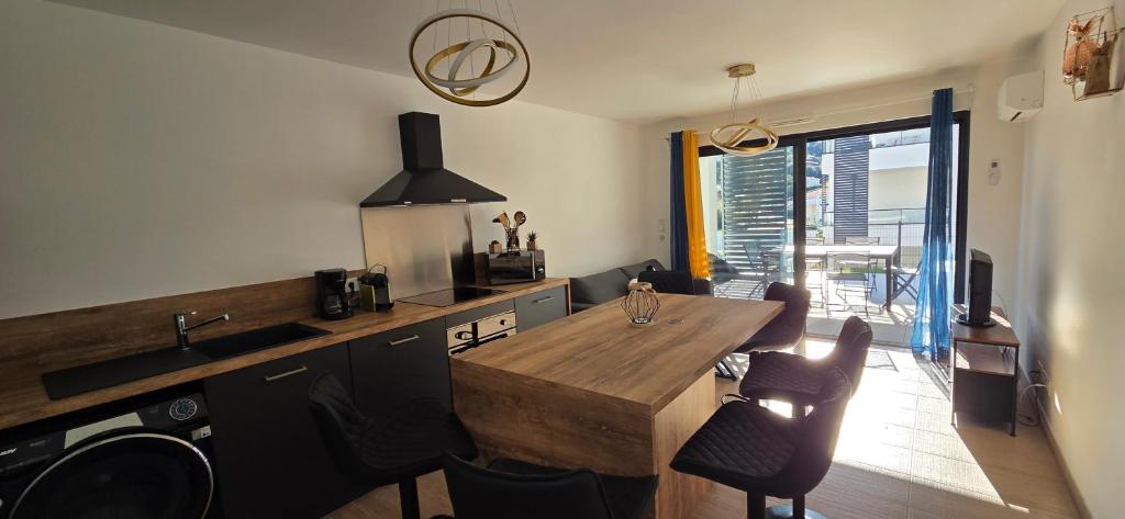 a kitchen with a wooden counter top and a sink at Joli T2 cozy, proche plages, Terra Doru B02 in Propriano