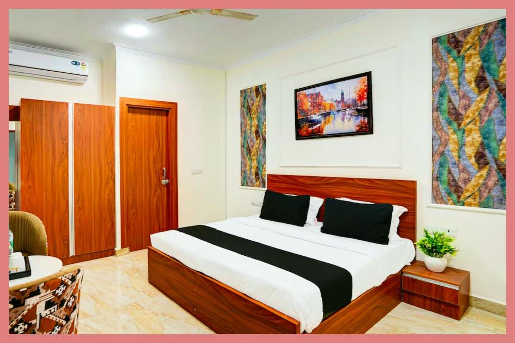 een slaapkamer met een bed in een kamer bij Hotel Rajdhyan Residency in Kankhal