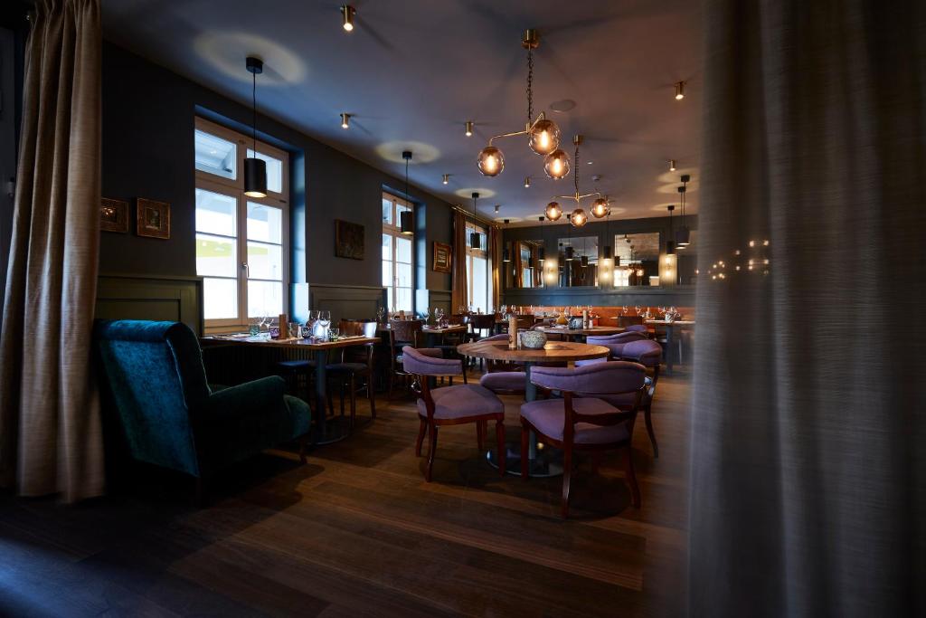 a restaurant with tables and chairs in a room at Boutique Hotel Spedition a member of DESIGN HOTELS in Thun