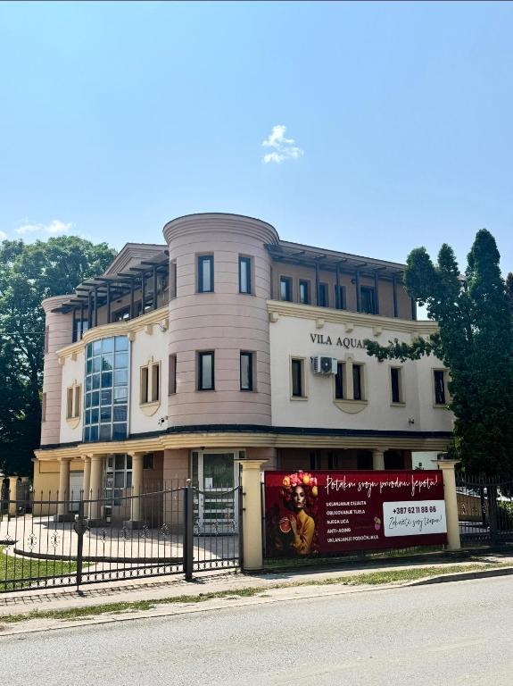 een gebouw aan de kant van een straat bij Aquae Lux apartment in Sarajevo