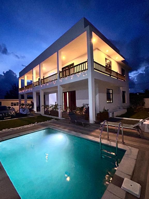 Bazén v ubytování Arc En Ciel Apartments nebo v jeho okolí