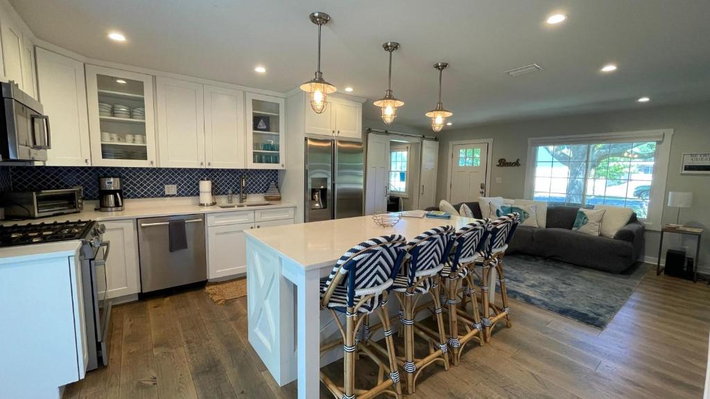 een keuken en woonkamer met een tafel en stoelen bij Beachcomber in New Buffalo