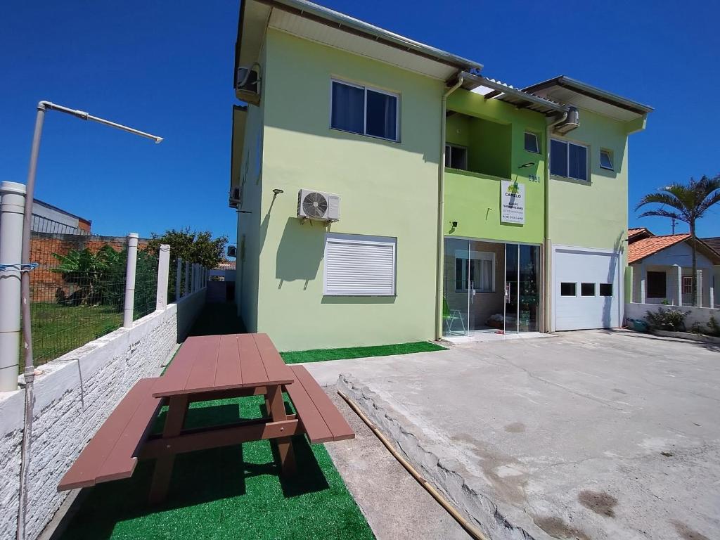 Camelo locação de Suítes Individuais Pousada com Cozinha e Sala Compartilhada في أرويو دو سيلفا: طاولة نزهة أمام المبنى