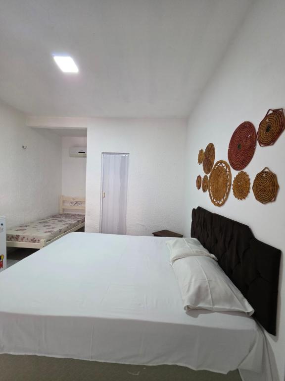 Una cama o camas en una habitación de Capitólio 02 Canoa Quebrada