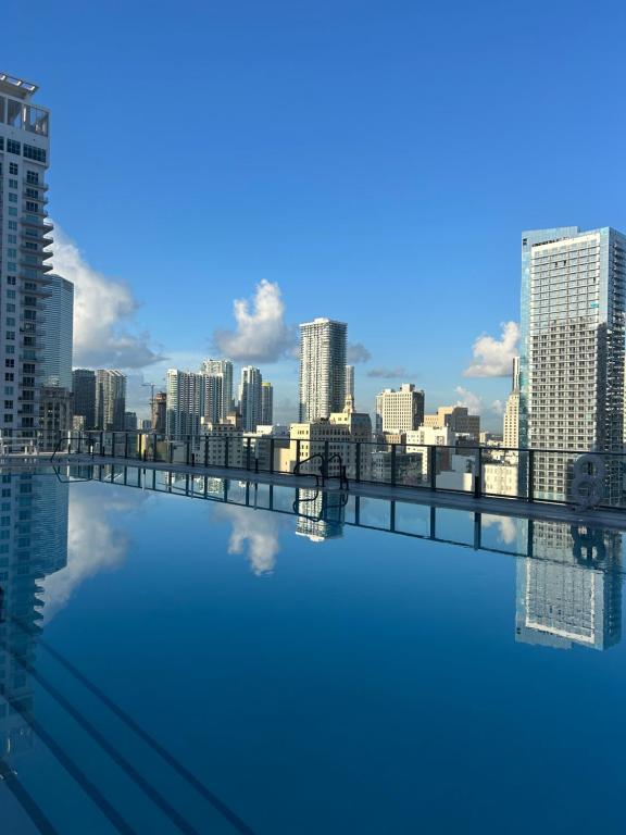 een zwembad met uitzicht op de skyline van de stad bij Stylish Studio in Bayside Brickell Miami in Miami