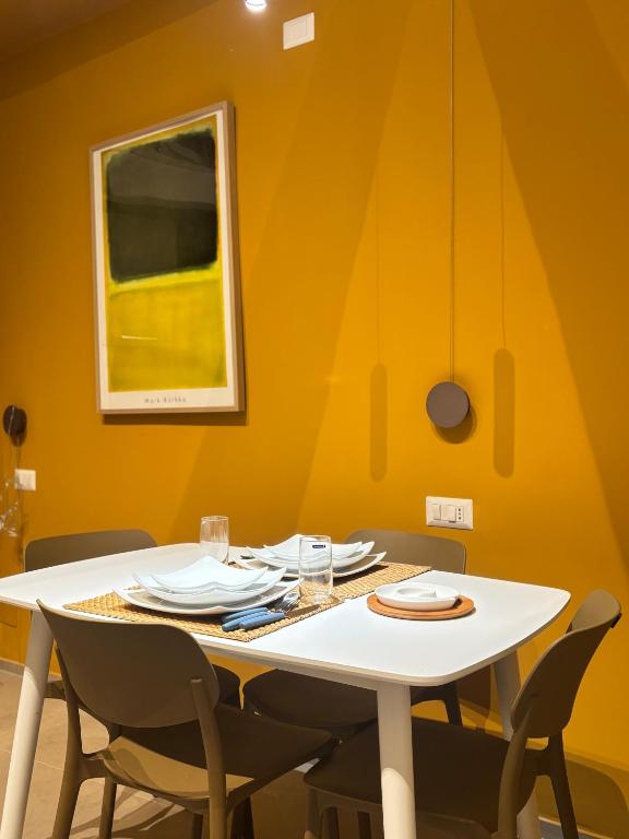 a dining room with a white table and chairs at Panta Rei 97 in Barletta