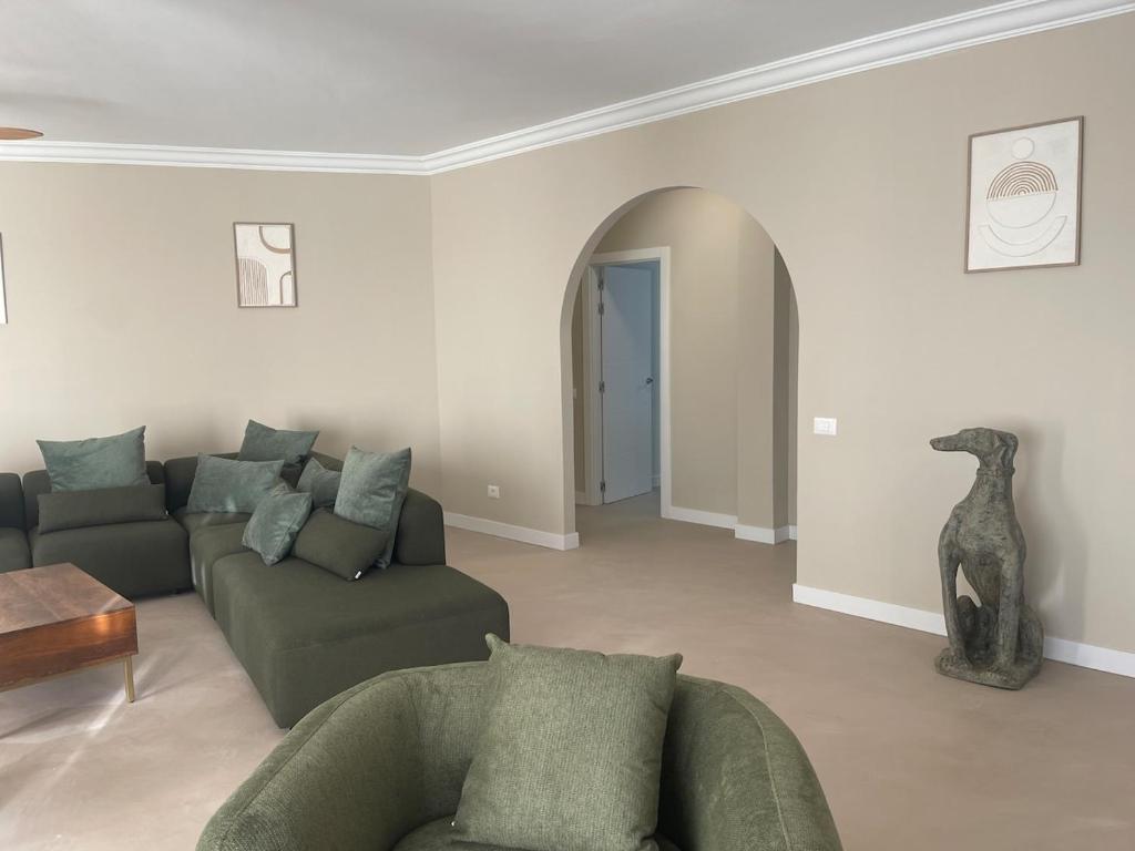 een woonkamer met een bank en een tafel bij Luxury Home Estefania in Chayofa