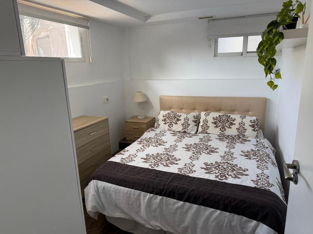 una camera da letto con un letto e una finestra di Apto con piscina y barbacoa a La Alcayna