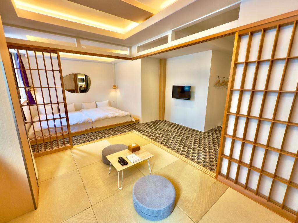 Postel nebo postele na pokoji v ubytování Hotel Imagine Kyoto