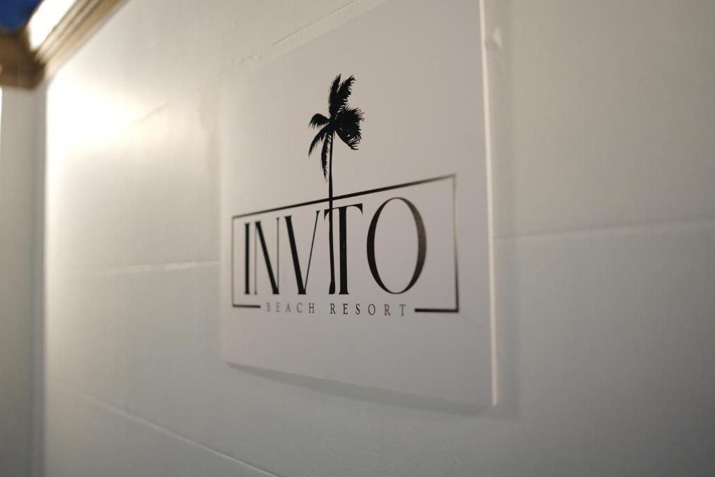 Et logo, certifikat, skilt eller en pris der bliver vist frem på Invito Beach Resort
