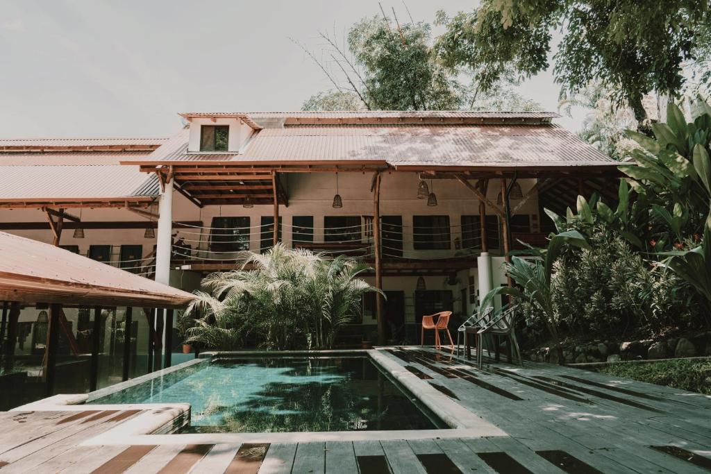 ein Haus mit einem Swimmingpool davor in der Unterkunft Armonia Santa Teresa in Playa Santa Teresa