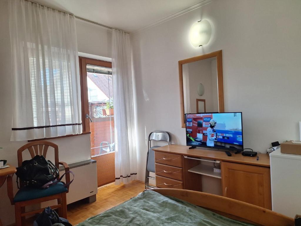 Μια τηλεόραση ή/και κέντρο ψυχαγωγίας στο Mia's room