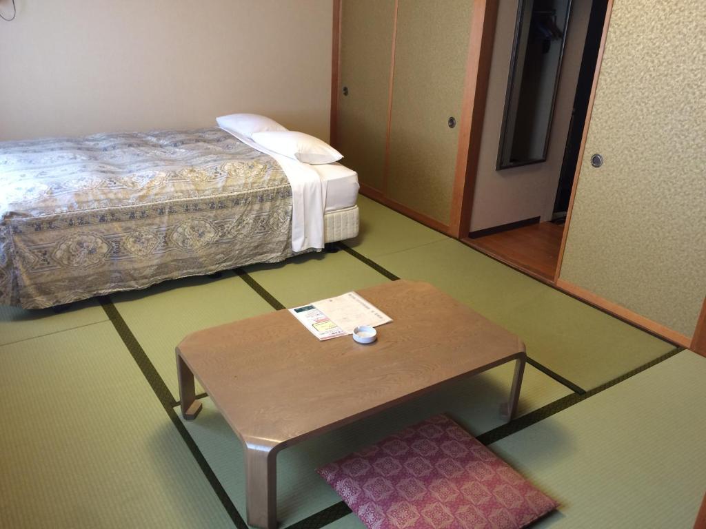Postel nebo postele na pokoji v ubytování Hotel Crown Hills Takaoka